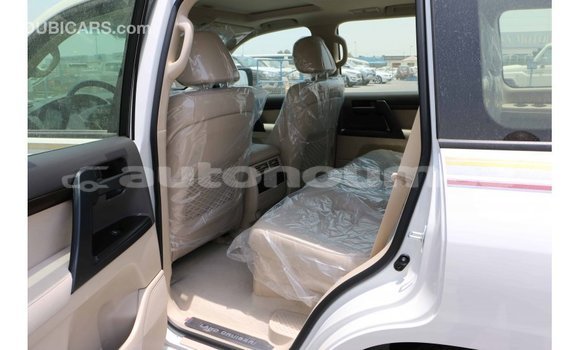 Acheter Import Voiture Toyota Land Cruiser Blanc à Import - Dubai, Iles Acheter Import Voiture Toyota Land Cruiser Blanc à Import - Dubai, Iles