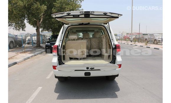 Acheter Import Voiture Toyota Land Cruiser Blanc à Import - Dubai, Iles Acheter Import Voiture Toyota Land Cruiser Blanc à Import - Dubai, Iles