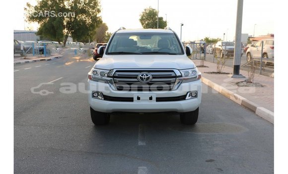 Acheter Import Voiture Toyota Land Cruiser Blanc à Import - Dubai, Iles Acheter Import Voiture Toyota Land Cruiser Blanc à Import - Dubai, Iles