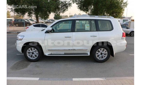 Acheter Import Voiture Toyota Land Cruiser Blanc à Import - Dubai, Iles Acheter Import Voiture Toyota Land Cruiser Blanc à Import - Dubai, Iles
