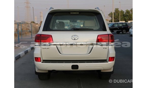 Acheter Import Voiture Toyota Land Cruiser Blanc à Import - Dubai, Iles Acheter Import Voiture Toyota Land Cruiser Blanc à Import - Dubai, Iles