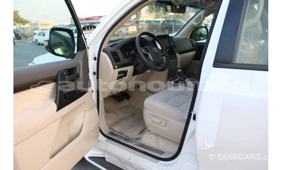 Acheter Import Voiture Toyota Land Cruiser Blanc à Import - Dubai, Iles Acheter Import Voiture Toyota Land Cruiser Blanc à Import - Dubai, Iles