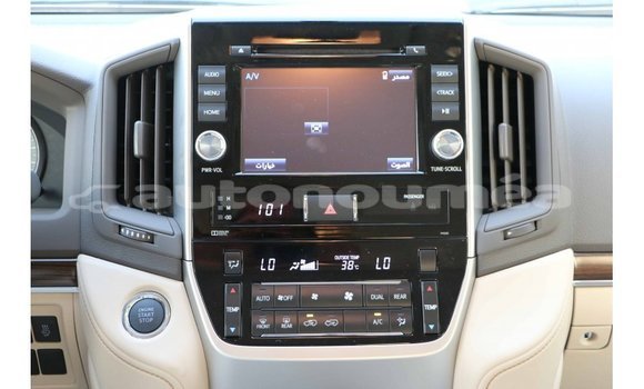 Acheter Import Voiture Toyota Land Cruiser Blanc à Import - Dubai, Iles Acheter Import Voiture Toyota Land Cruiser Blanc à Import - Dubai, Iles