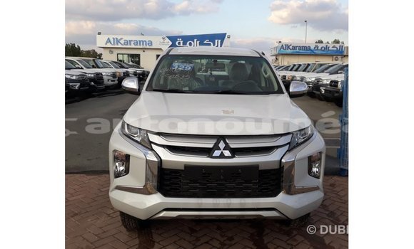 Buy Import Mitsubishi L200 White Car in Import - Dubai in Iles Buy Import Mitsubishi L200 White Car in Import - Dubai in Iles