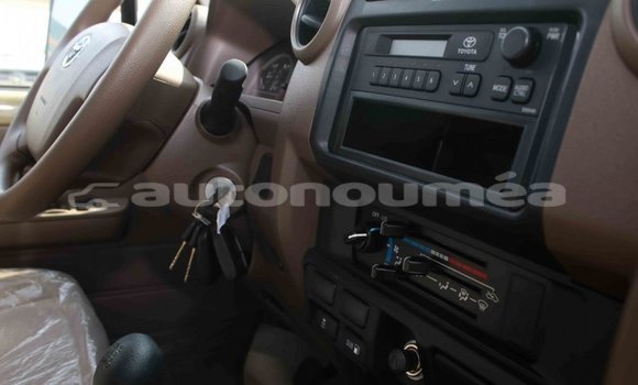 Buy Import Toyota Land Cruiser Beige Car in Import - Dubai in Iles Buy Import Toyota Land Cruiser Beige Car in Import - Dubai in Iles