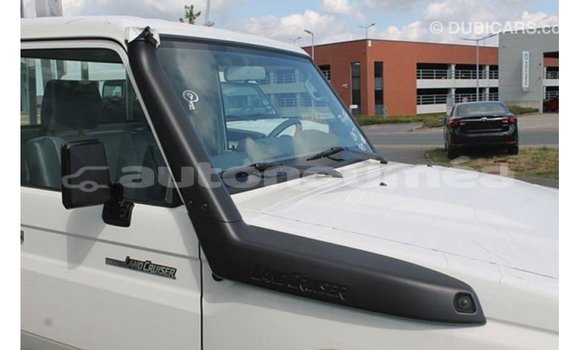 Buy Import Toyota Land Cruiser White Car in Import - Dubai in Iles Buy Import Toyota Land Cruiser White Car in Import - Dubai in Iles