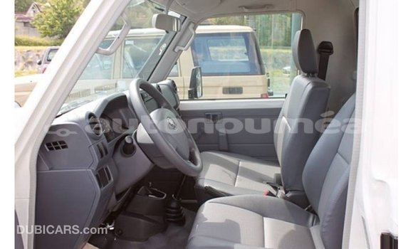 Buy Import Toyota Land Cruiser White Car in Import - Dubai in Iles Buy Import Toyota Land Cruiser White Car in Import - Dubai in Iles