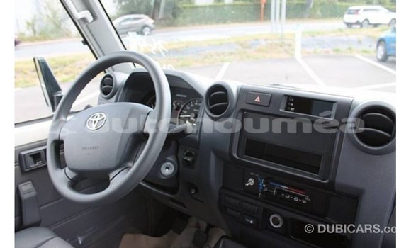 Buy Import Toyota Land Cruiser White Car in Import - Dubai in Iles Buy Import Toyota Land Cruiser White Car in Import - Dubai in Iles