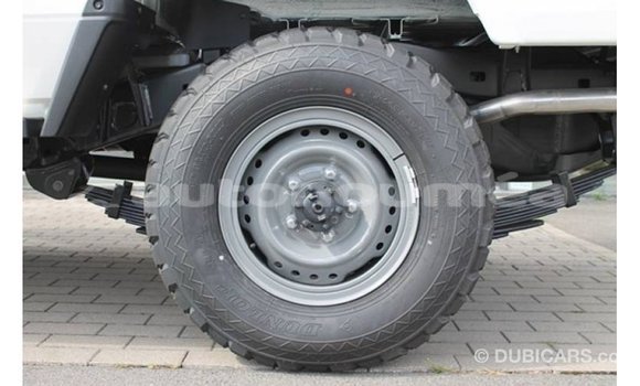 Buy Import Toyota Land Cruiser White Car in Import - Dubai in Iles Buy Import Toyota Land Cruiser White Car in Import - Dubai in Iles