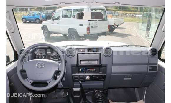 Buy Import Toyota Land Cruiser White Car in Import - Dubai in Iles Buy Import Toyota Land Cruiser White Car in Import - Dubai in Iles
