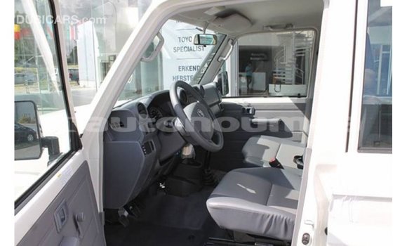 Buy Import Toyota Land Cruiser White Car in Import - Dubai in Iles Buy Import Toyota Land Cruiser White Car in Import - Dubai in Iles