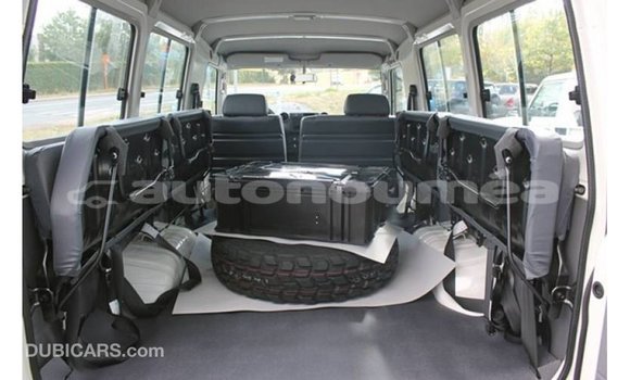 Buy Import Toyota Land Cruiser White Car in Import - Dubai in Iles Buy Import Toyota Land Cruiser White Car in Import - Dubai in Iles