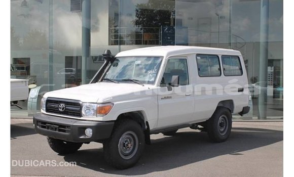 Buy Import Toyota Land Cruiser White Car in Import - Dubai in Iles Buy Import Toyota Land Cruiser White Car in Import - Dubai in Iles