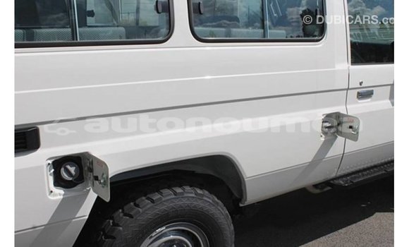Buy Import Toyota Land Cruiser White Car in Import - Dubai in Iles Buy Import Toyota Land Cruiser White Car in Import - Dubai in Iles