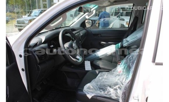 Acheter Import Voiture Toyota Hilux Blanc à Import - Dubai, Iles Acheter Import Voiture Toyota Hilux Blanc à Import - Dubai, Iles