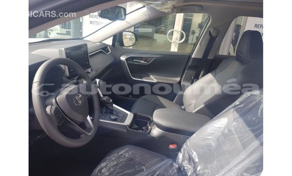 Buy Import Toyota HiAce Other Truck in Import - Dubai in Iles Buy Import Toyota HiAce Other Truck in Import - Dubai in Iles