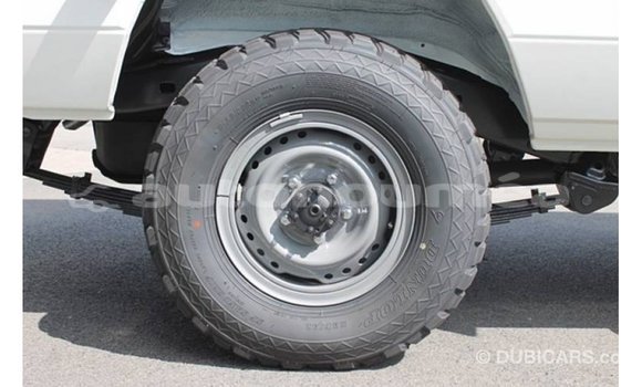 Acheter Import Voiture Toyota Land Cruiser Blanc à Import - Dubai, Iles Acheter Import Voiture Toyota Land Cruiser Blanc à Import - Dubai, Iles