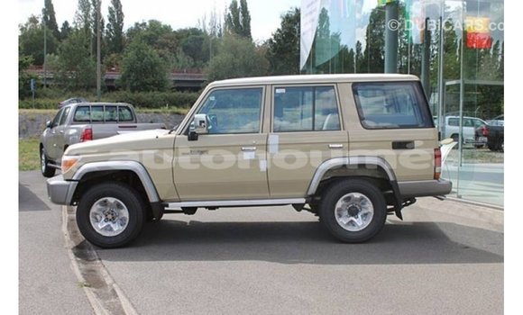 Buy Import Toyota Land Cruiser Beige Car in Import - Dubai in Iles Buy Import Toyota Land Cruiser Beige Car in Import - Dubai in Iles
