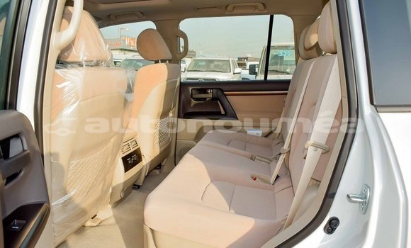 Buy Import Toyota Land Cruiser White Car in Import - Dubai in Iles Buy Import Toyota Land Cruiser White Car in Import - Dubai in Iles