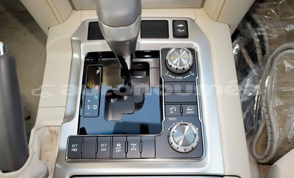 Buy Import Toyota Land Cruiser White Car in Import - Dubai in Iles Buy Import Toyota Land Cruiser White Car in Import - Dubai in Iles