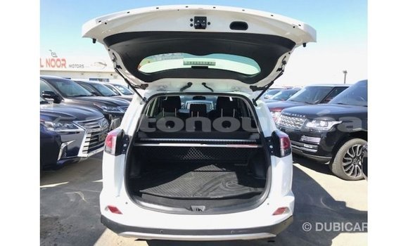 Acheter Import Utilitaire Toyota HiAce Blanc à Import - Dubai, Iles Acheter Import Utilitaire Toyota HiAce Blanc à Import - Dubai, Iles