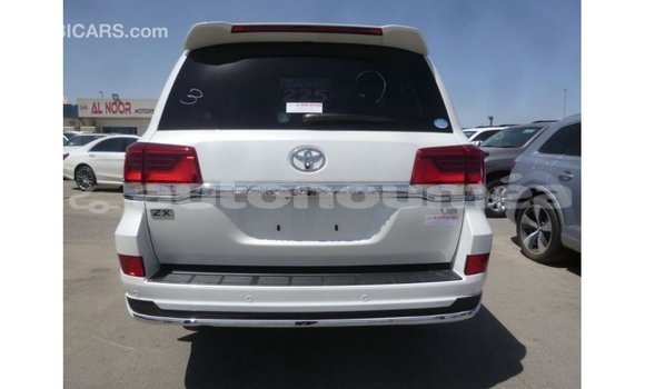 Acheter Import Voiture Toyota Land Cruiser Blanc à Import - Dubai, Iles Acheter Import Voiture Toyota Land Cruiser Blanc à Import - Dubai, Iles