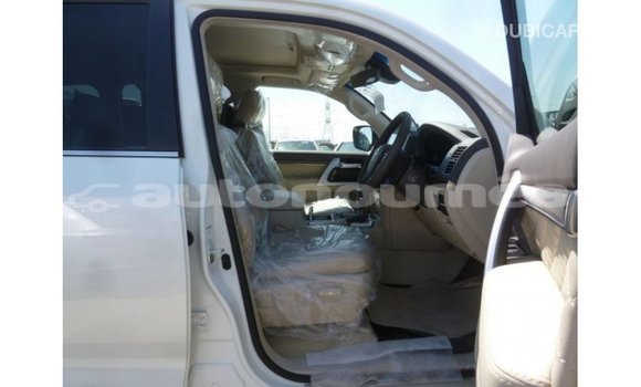 Acheter Import Voiture Toyota Land Cruiser Blanc à Import - Dubai, Iles Acheter Import Voiture Toyota Land Cruiser Blanc à Import - Dubai, Iles