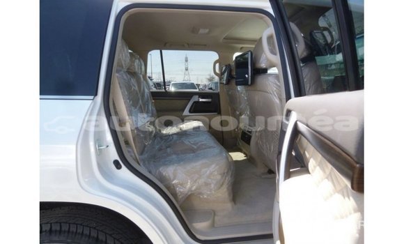Acheter Import Voiture Toyota Land Cruiser Blanc à Import - Dubai, Iles Acheter Import Voiture Toyota Land Cruiser Blanc à Import - Dubai, Iles