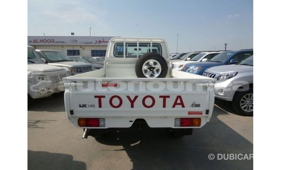 Acheter Import Voiture Toyota Land Cruiser Blanc à Import - Dubai, Iles Acheter Import Voiture Toyota Land Cruiser Blanc à Import - Dubai, Iles