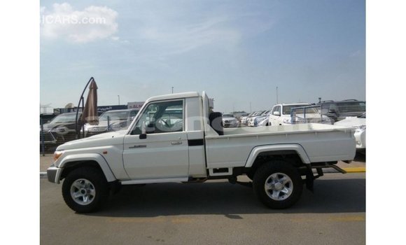 Acheter Import Voiture Toyota Land Cruiser Blanc à Import - Dubai, Iles Acheter Import Voiture Toyota Land Cruiser Blanc à Import - Dubai, Iles