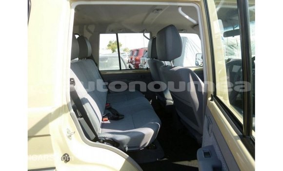 Acheter Import Voiture Toyota Land Cruiser Beige à Import - Dubai, Iles Acheter Import Voiture Toyota Land Cruiser Beige à Import - Dubai, Iles