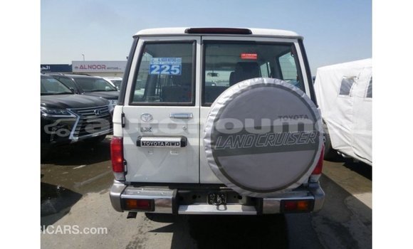 Acheter Import Voiture Toyota Land Cruiser Blanc à Import - Dubai, Iles Acheter Import Voiture Toyota Land Cruiser Blanc à Import - Dubai, Iles
