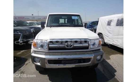 Acheter Import Voiture Toyota Land Cruiser Blanc à Import - Dubai, Iles Acheter Import Voiture Toyota Land Cruiser Blanc à Import - Dubai, Iles