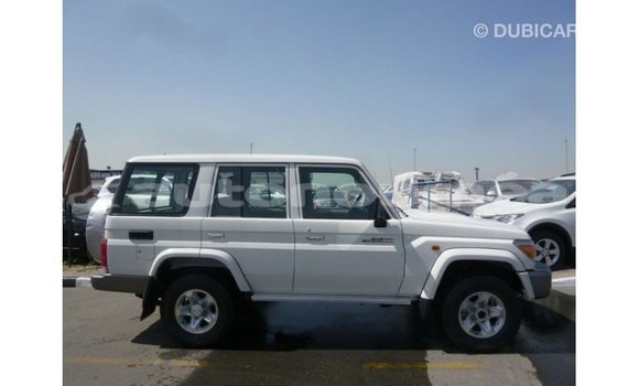 Acheter Import Voiture Toyota Land Cruiser Blanc à Import - Dubai, Iles Acheter Import Voiture Toyota Land Cruiser Blanc à Import - Dubai, Iles