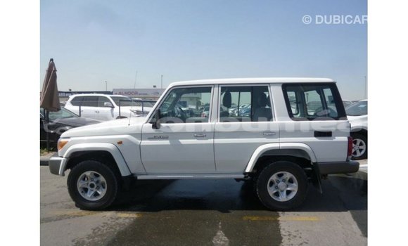 Acheter Import Voiture Toyota Land Cruiser Blanc à Import - Dubai, Iles Acheter Import Voiture Toyota Land Cruiser Blanc à Import - Dubai, Iles