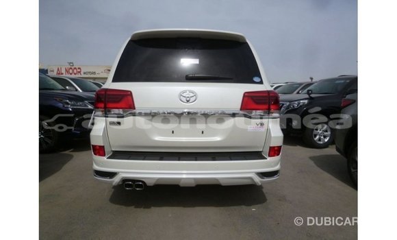 Acheter Import Voiture Toyota Land Cruiser Blanc à Import - Dubai, Iles Acheter Import Voiture Toyota Land Cruiser Blanc à Import - Dubai, Iles