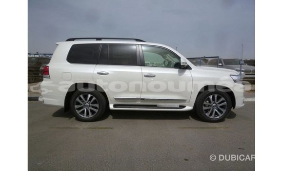 Acheter Import Voiture Toyota Land Cruiser Blanc à Import - Dubai, Iles Acheter Import Voiture Toyota Land Cruiser Blanc à Import - Dubai, Iles