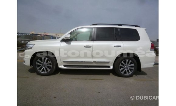 Acheter Import Voiture Toyota Land Cruiser Blanc à Import - Dubai, Iles Acheter Import Voiture Toyota Land Cruiser Blanc à Import - Dubai, Iles