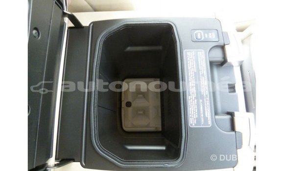 Acheter Import Voiture Toyota Land Cruiser Blanc à Import - Dubai, Iles Acheter Import Voiture Toyota Land Cruiser Blanc à Import - Dubai, Iles