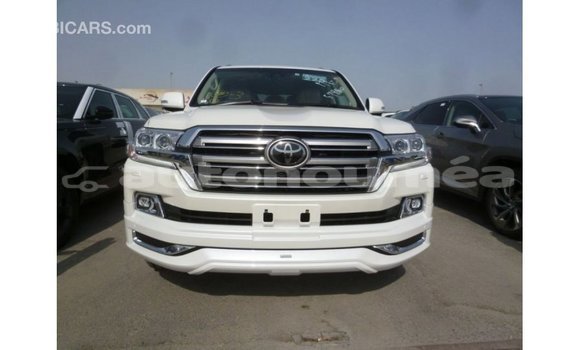 Acheter Import Voiture Toyota Land Cruiser Blanc à Import - Dubai, Iles Acheter Import Voiture Toyota Land Cruiser Blanc à Import - Dubai, Iles