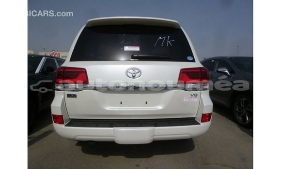 Acheter Import Voiture Toyota Land Cruiser Blanc à Import - Dubai, Iles Acheter Import Voiture Toyota Land Cruiser Blanc à Import - Dubai, Iles