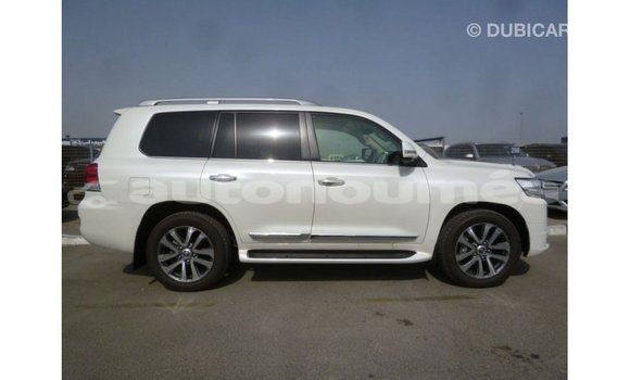 Acheter Import Voiture Toyota Land Cruiser Blanc à Import - Dubai, Iles Acheter Import Voiture Toyota Land Cruiser Blanc à Import - Dubai, Iles