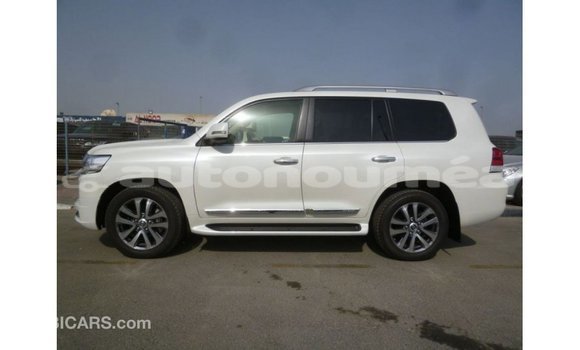 Acheter Import Voiture Toyota Land Cruiser Blanc à Import - Dubai, Iles Acheter Import Voiture Toyota Land Cruiser Blanc à Import - Dubai, Iles