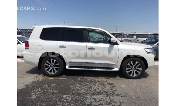 Acheter Import Voiture Toyota Land Cruiser Blanc à Import - Dubai, Iles Acheter Import Voiture Toyota Land Cruiser Blanc à Import - Dubai, Iles