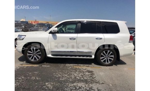 Acheter Import Voiture Toyota Land Cruiser Blanc à Import - Dubai, Iles Acheter Import Voiture Toyota Land Cruiser Blanc à Import - Dubai, Iles