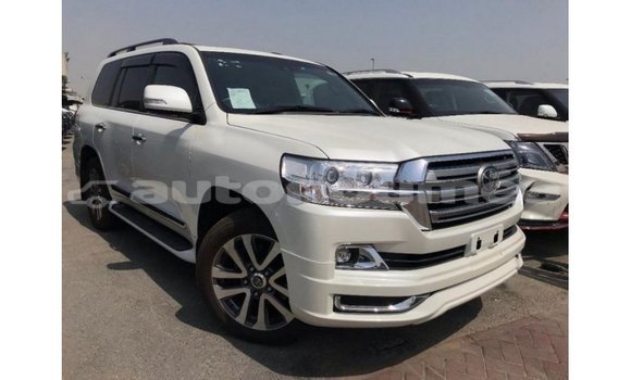 Acheter Import Voiture Toyota Land Cruiser Blanc à Import - Dubai, Iles Acheter Import Voiture Toyota Land Cruiser Blanc à Import - Dubai, Iles