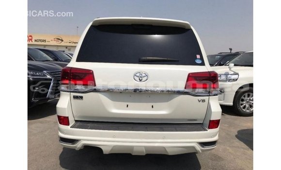 Acheter Import Voiture Toyota Land Cruiser Blanc à Import - Dubai, Iles Acheter Import Voiture Toyota Land Cruiser Blanc à Import - Dubai, Iles