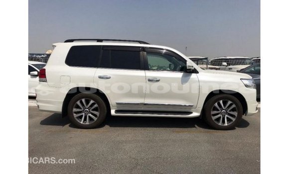Acheter Import Voiture Toyota Land Cruiser Blanc à Import - Dubai, Iles Acheter Import Voiture Toyota Land Cruiser Blanc à Import - Dubai, Iles