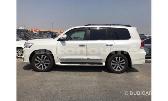 Acheter Import Voiture Toyota Land Cruiser Blanc à Import - Dubai, Iles Acheter Import Voiture Toyota Land Cruiser Blanc à Import - Dubai, Iles