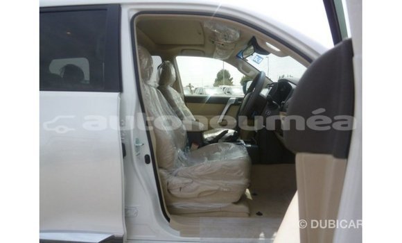 Acheter Import Voiture Toyota Prado Blanc à Import - Dubai, Iles Acheter Import Voiture Toyota Prado Blanc à Import - Dubai, Iles